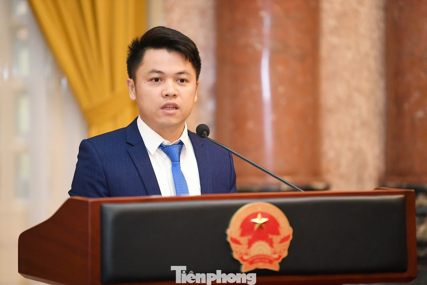 Phó Chủ tịch nước Võ Thị Ánh Xuân tặng quà lưu niệm các tài năng trẻ lĩnh vực khoa học xã hội và nhân văn. Ảnh: Dương Triều