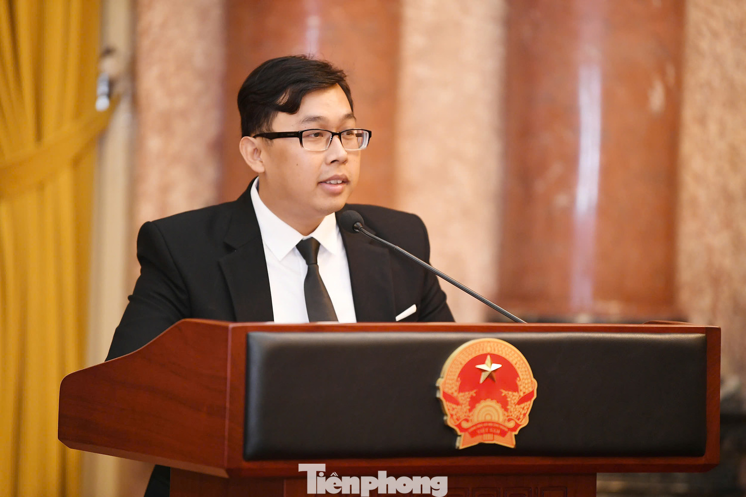 Phó Chủ tịch nước Võ Thị Ánh Xuân và Bí thư T.Ư Đoàn, Chủ tịch T.Ư Hội SVVN Nguyễn Minh Triết chụp ảnh lưu niệm cùng các nhà khoa học trẻ nhận Giải thưởng Khuê Văn Các năm 2024. Ảnh: Dương Triều