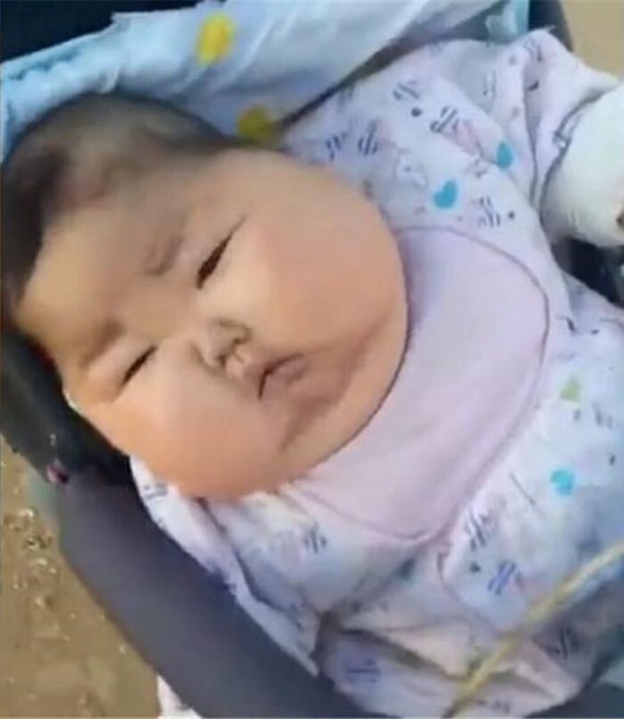Gửi con cho bà nội chăm sóc, 3 tháng sau mẹ bật khóc vì không thể nhận ra con gái xinh yêu thuở nào