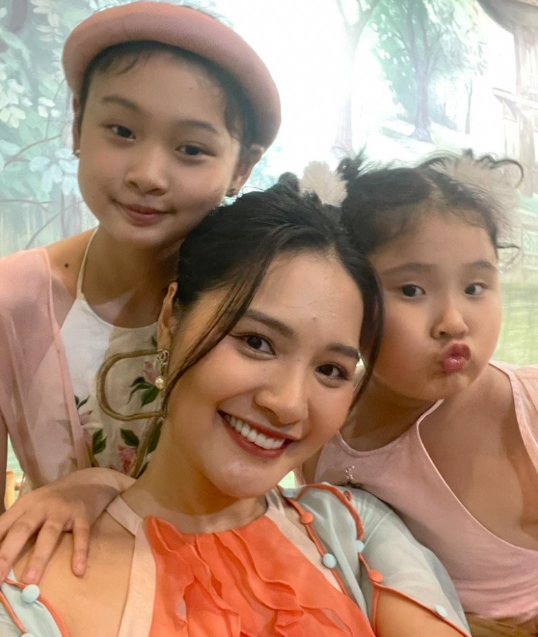 Hình ảnh mới nhất về hai con gái lớn xinh của Hoa hậu Hương Giang được nhiều người khen ngợi.