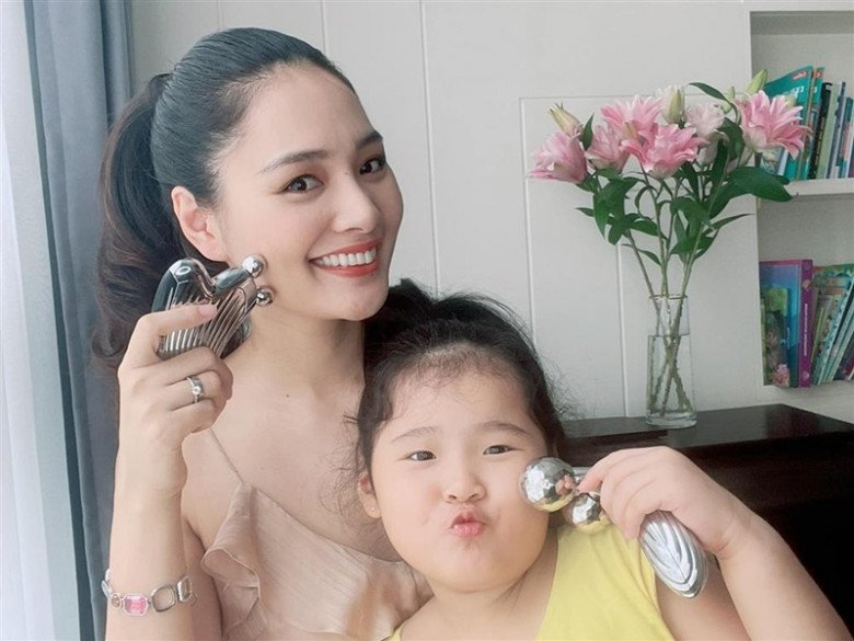 Hoa hậu Hương Giang sinh 2 con gái xinh đẹp với chồng Trung Quốc, 1 bé giống bố 1 bé giống mẹ - 8