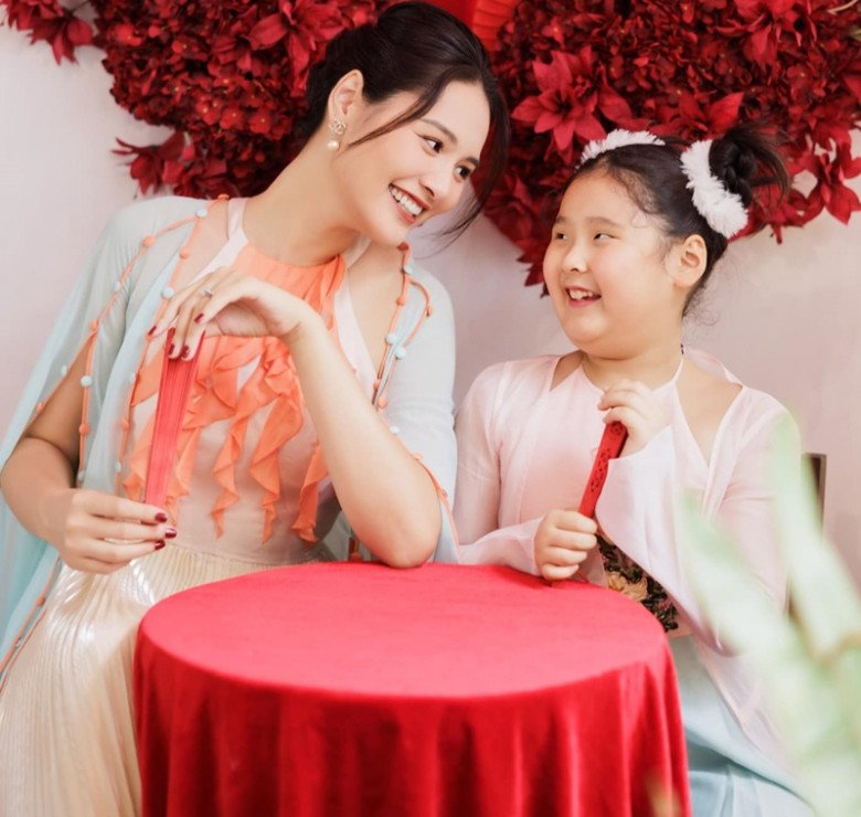Em gái Polar mang rõ nét lai, nhí nhảnh, đáng yêu.