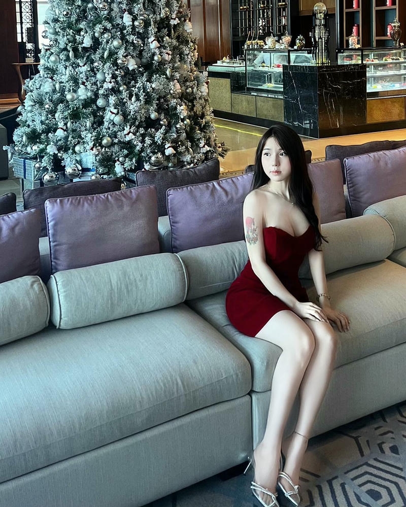 Hình ảnh gái xinh mặc váy ngắn với nụ cười tự tin