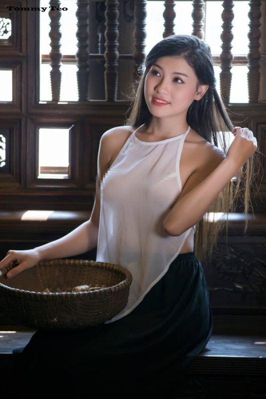 Cô gái trẻ mặc áo yếm trong suốt chụp ảnh gây phản cảm