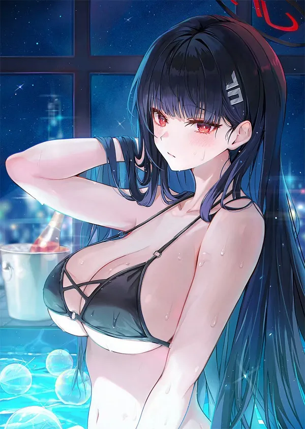 Gái anime dễ thương với mái tóc tím và bikini xanh nhạt, tạo dáng cute bên bờ biển.