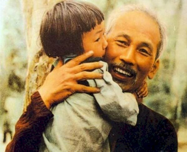 Hình ảnh Bác Hồ cười hiền từ bế một em thiếu nhi trên tay