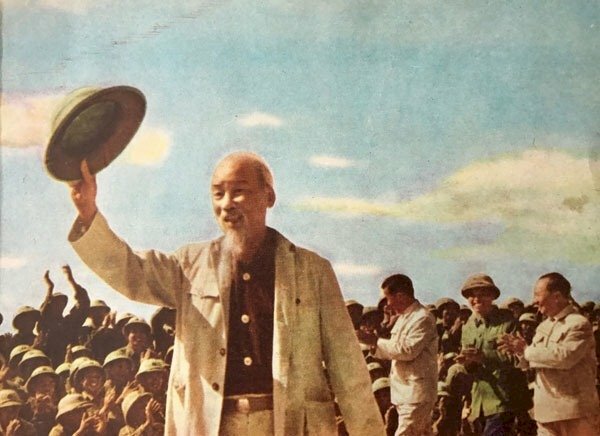 Hình ảnh đẹp về Bác Hồ với nụ cười hiền từ, vẫy tay chào khi đi thăm các chiến sĩ