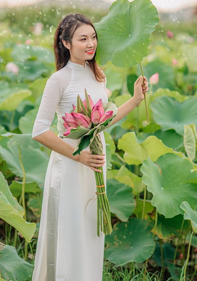 các tư thế chụp ảnh với hoa sen