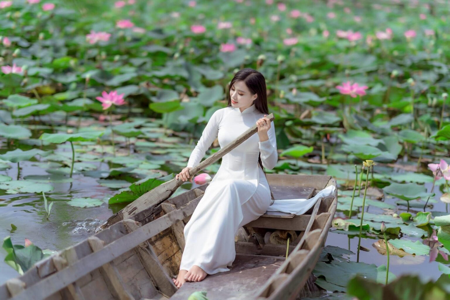 các tư thế chụp ảnh với hoa sen