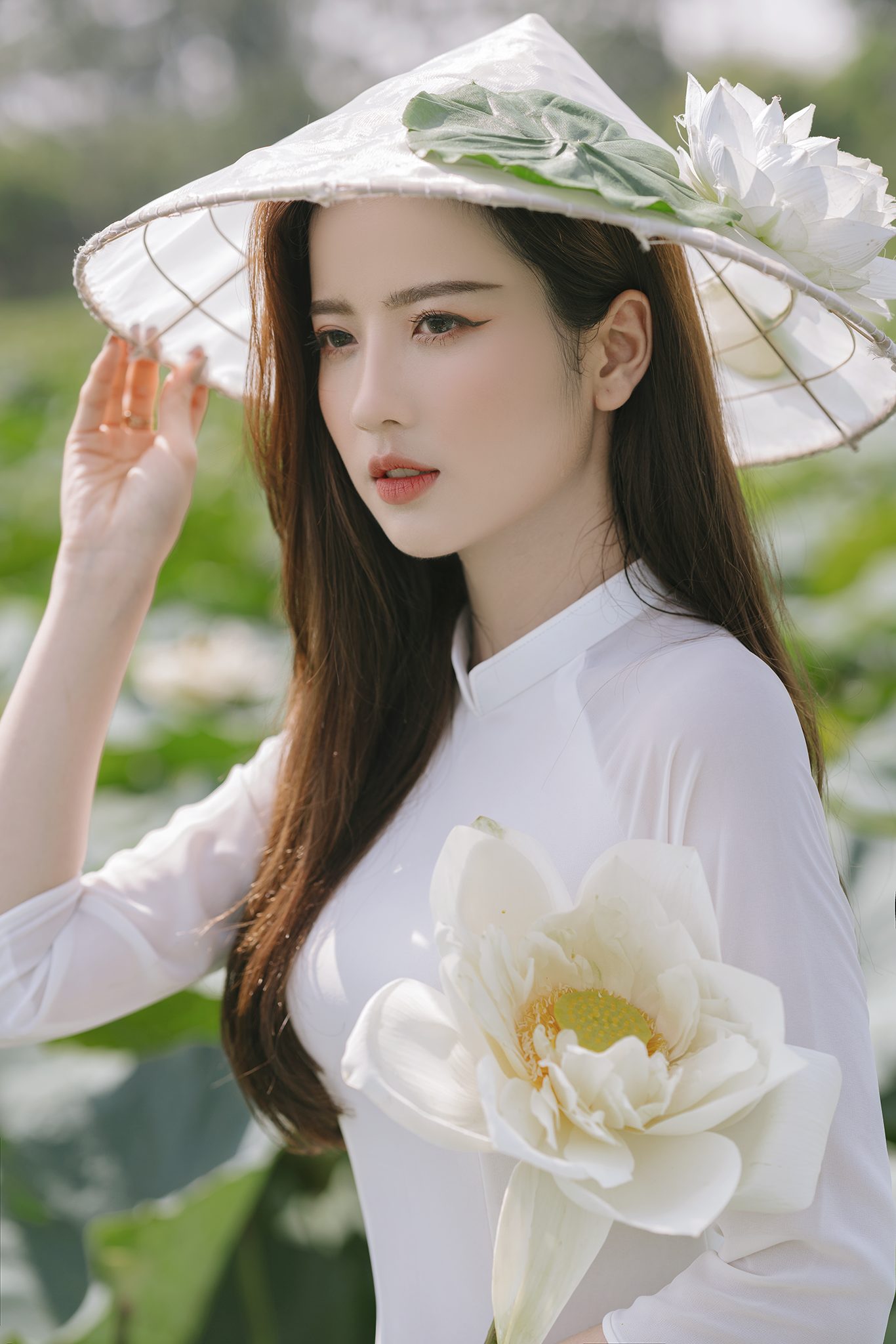 các tư thế chụp ảnh với hoa sen