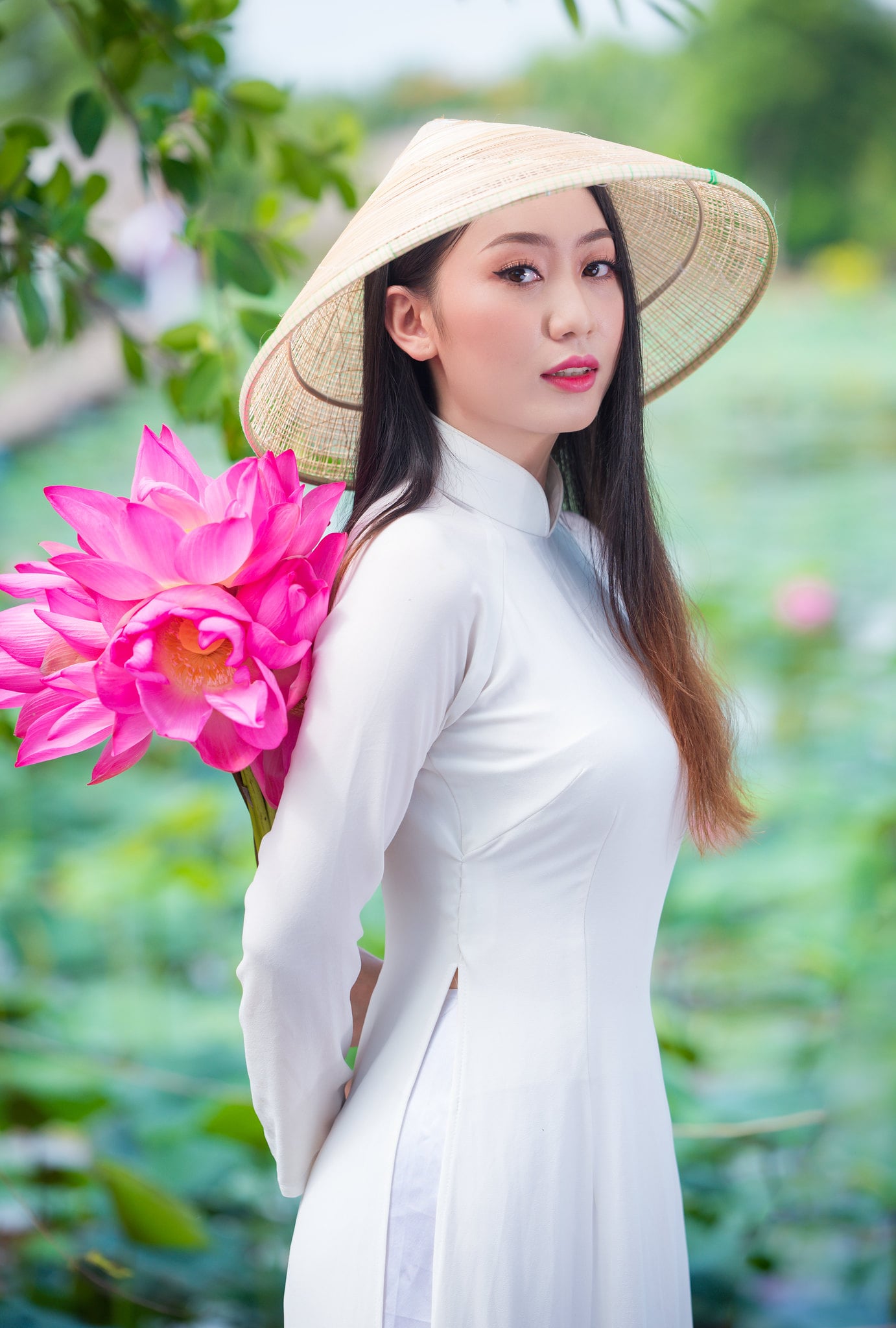các tư thế chụp ảnh với hoa sen