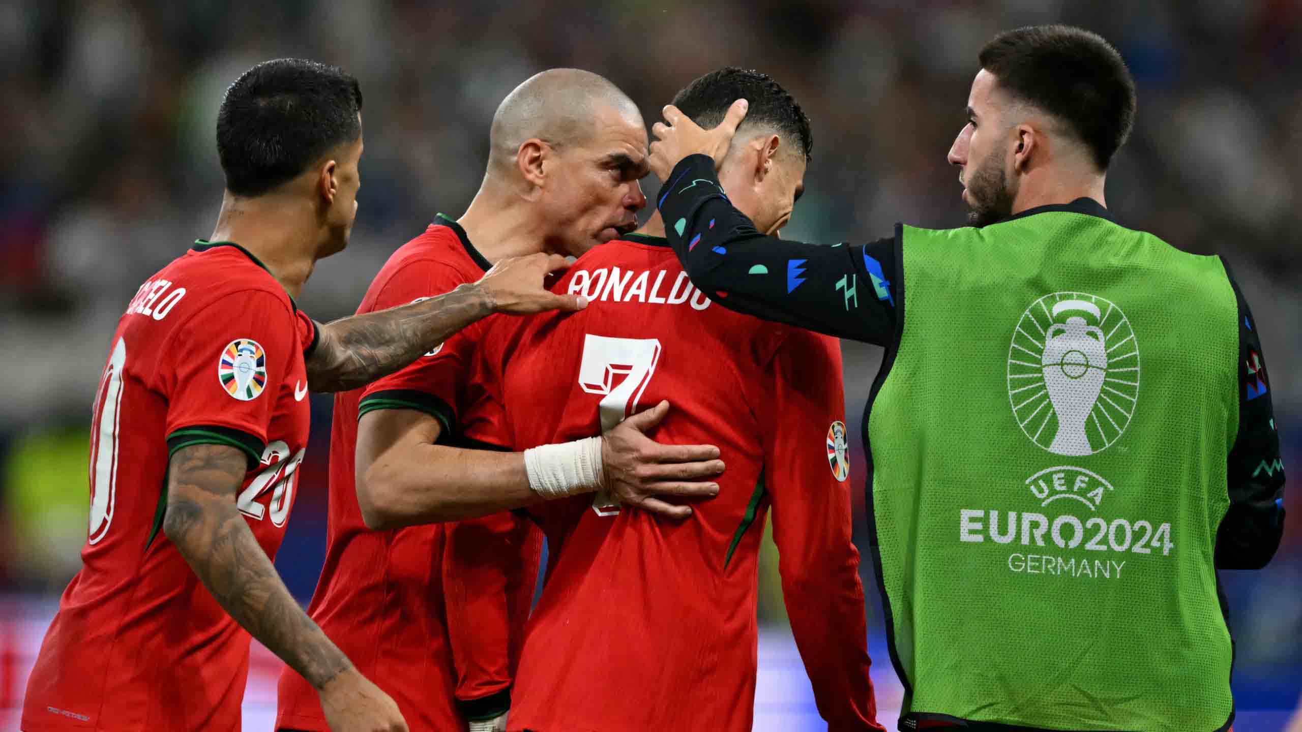 anh ronaldo khoc euro 2024 2560px 1440px 2k 6