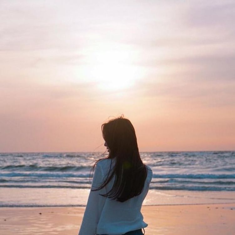 Ảnh chụp sau lưng buồn tóc dài