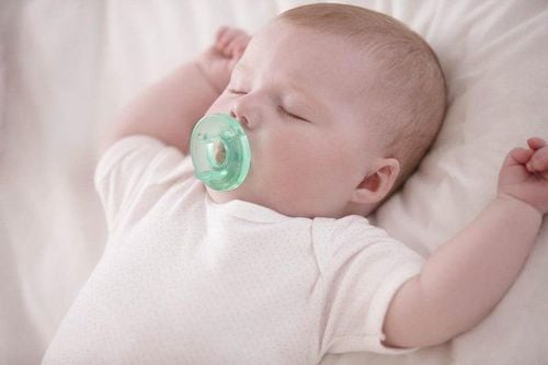 Khi sử dụng một thời gian, trẻ có thể sẽ phụ thuộc vào núm vú giả