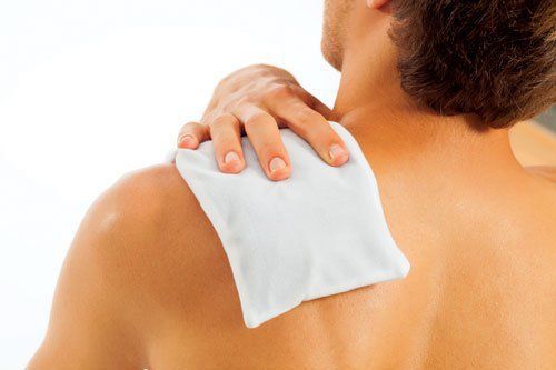 Chườm lạnh lên vùng khớp vai nhiều lần trong ngày để giảm sưng và đau