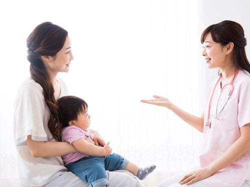Cha mẹ có thể đưa trẻ đến gặp bác sĩ dinh dưỡng để được tư vấn chế độ ăn hợp lý