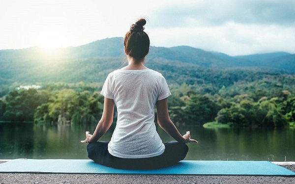 Giữ thẳng cột sống để ngồi thiền đúng cách