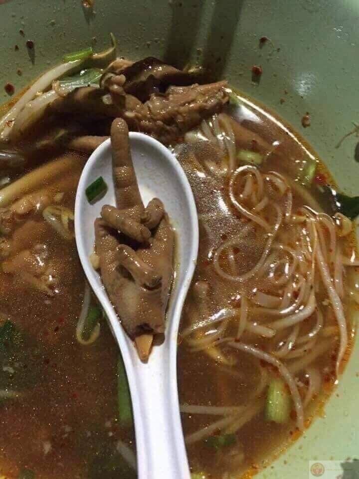 Ngón tay thân thiện meme mang đến sự mới mẻ hài hước trong cộng đồng chế ảnh