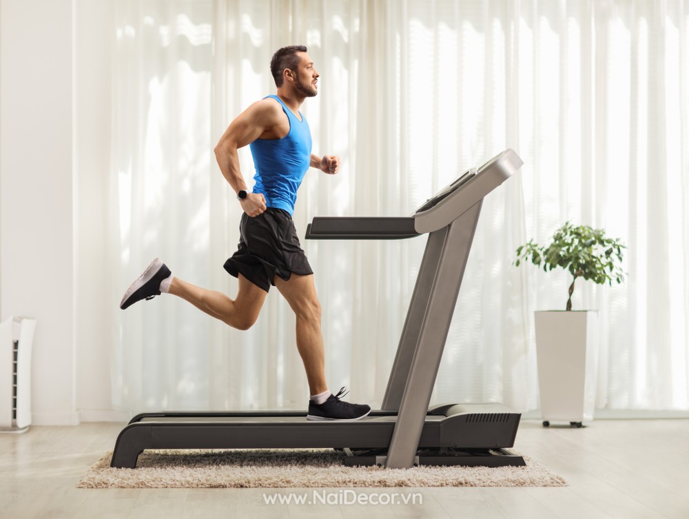 Full,length,profile,shot,of,a,young,man,running,on