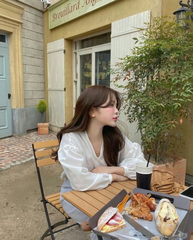 Tạo dáng với các phụ kiện có trong quán cafe