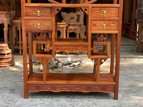 Kệ b&agrave;y đồ&nbsp;r&iacute;ch rắc&nbsp;gỗ Hương Đỏ&nbsp;Hải Ph&ograve;ng