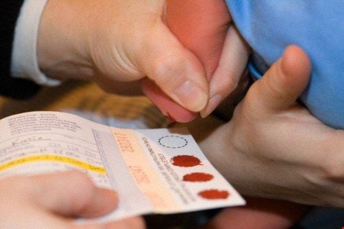 Sàng lọc sơ sinh là một biện pháp sử dụng các biện pháp thăm dò, xét nghiệm mẫu máu gót chân của trẻ để chẩn đoán xác định những trường hợp nghi ngờ mắc bệnh