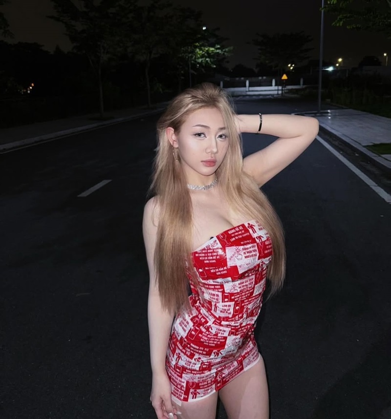 Trần Hà Linh bikini phong cách hiện đại tỏa sáng giữa khung cảnh biển xanh nắng vàng