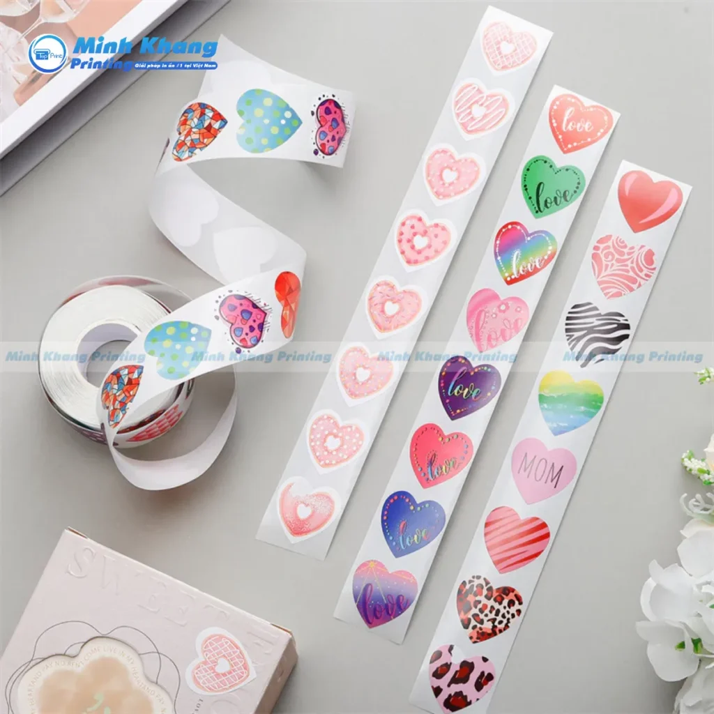 Mẫu sticker trái tim cuộn kích thước mỗi nhãn dán 2mm