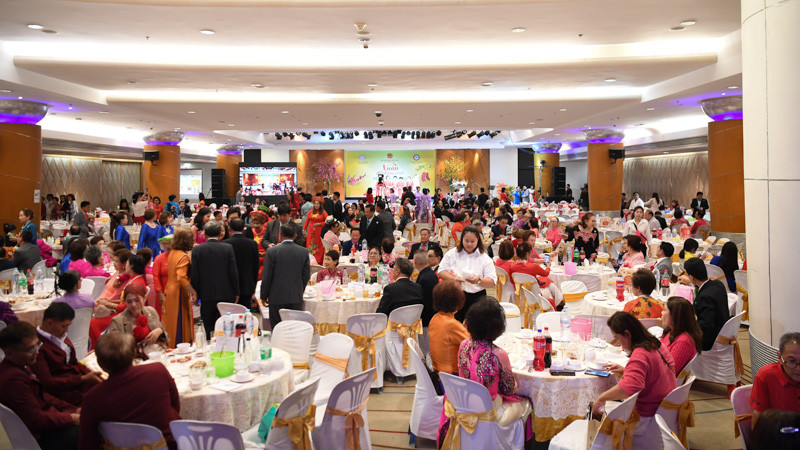Ông Đỗ Xuân Phúc, Chủ tịch Hội Thái Việt Bangkok và vùng phụ cận (đứng giữa).