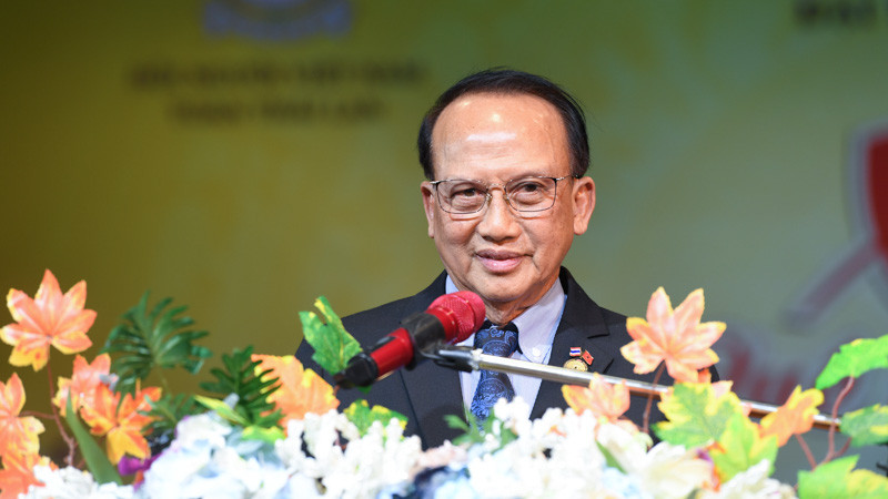 Kiều bào cùng nhau hát về quê hương Việt Nam.