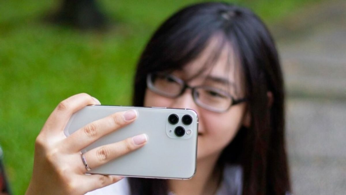 Lý do vì sao chụp ảnh camera sau mặt bị lệch?