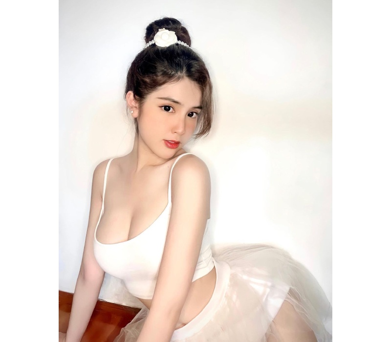 Ngắm ảnh gái đẹp có tâm hồn to và tròn tạo dáng sexy
