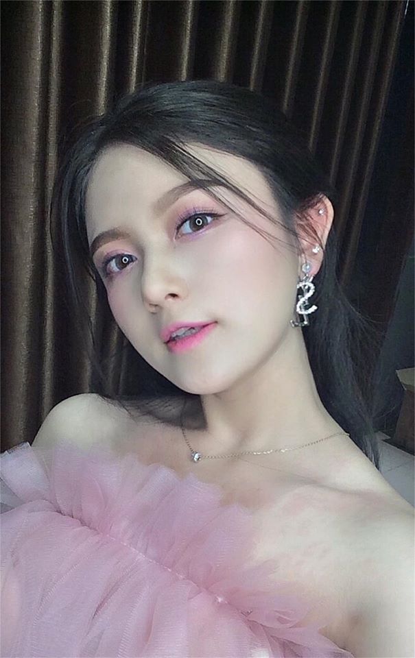Hình gái đẹp có tâm hồn to và tròn trong chiếc váy hồng