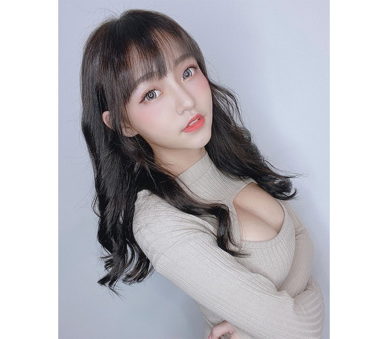 Hình gái đẹp có tâm hồn to tròn với cặp ngực to
