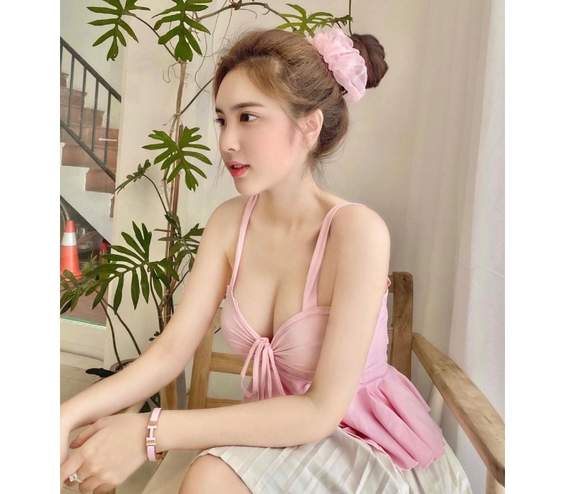 Gái xinh diện váy sexy để lộ bầu ngực khủng