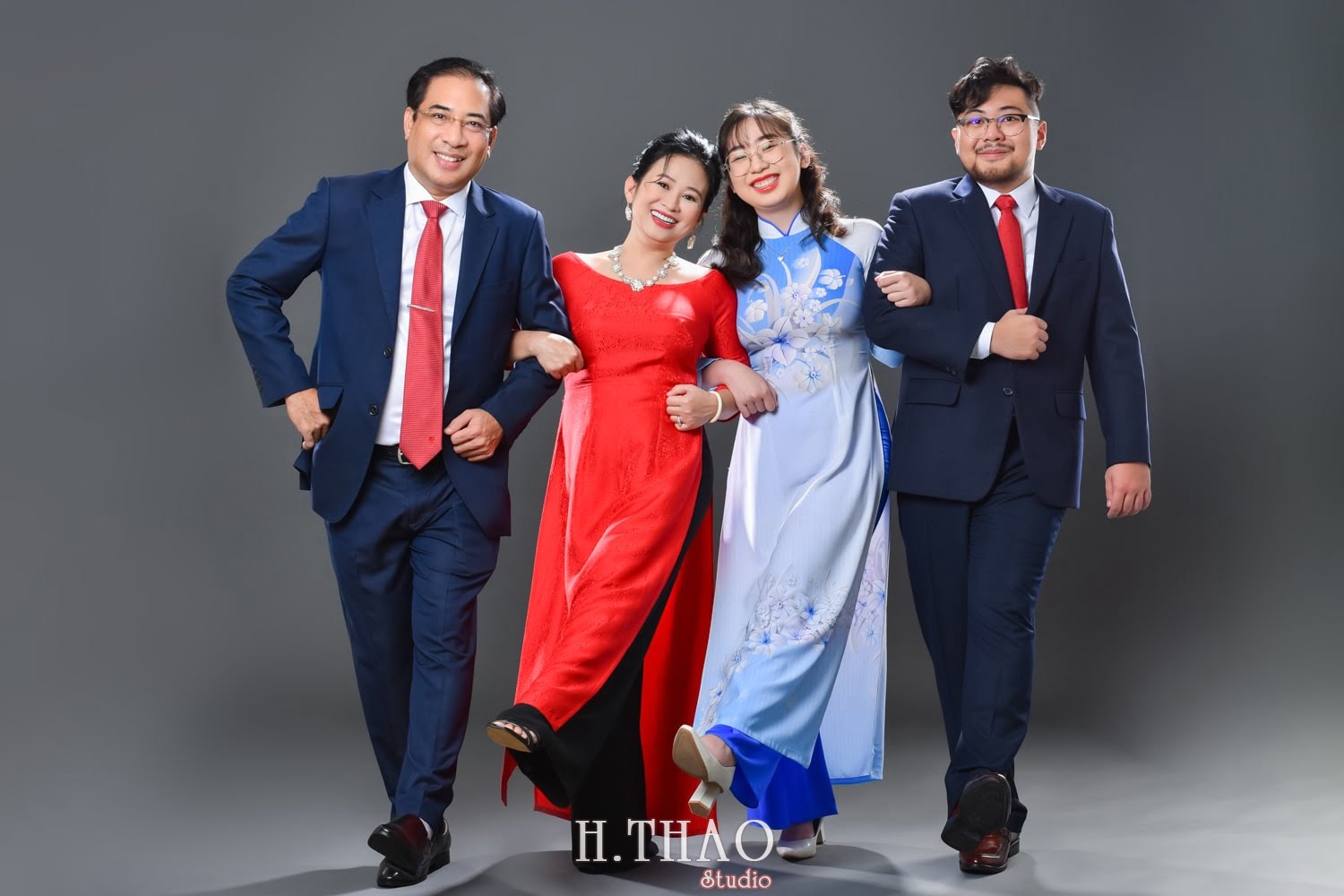 Anh gia dinh 4 nguoi 4 min - 19 cách tạo dáng chụp ảnh gia đình tự nhiên nhất - HThao Studio