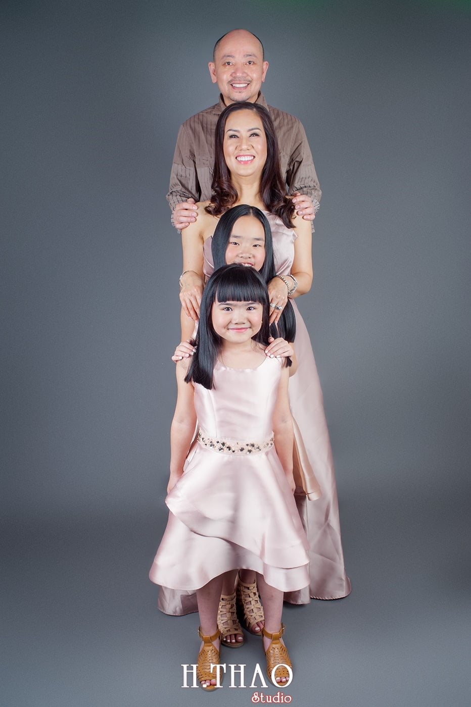Anh gia dinh 6 - 19 cách tạo dáng chụp ảnh gia đình tự nhiên nhất - HThao Studio