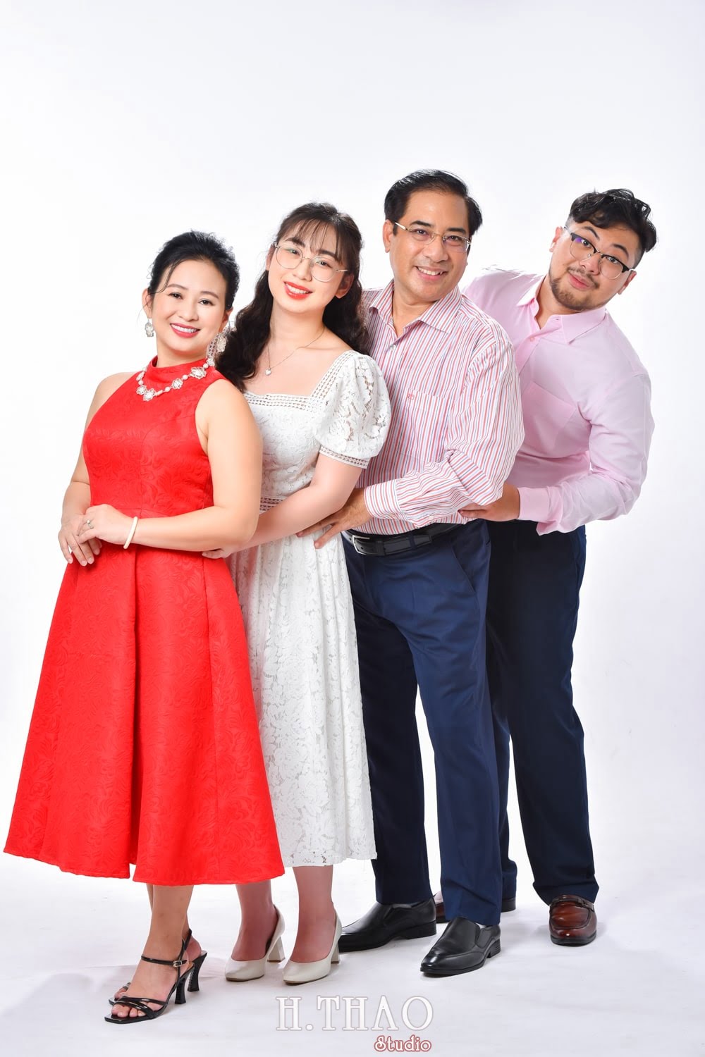 Anh gia dinh 4 nguoi 17 min - 19 cách tạo dáng chụp ảnh gia đình tự nhiên nhất - HThao Studio