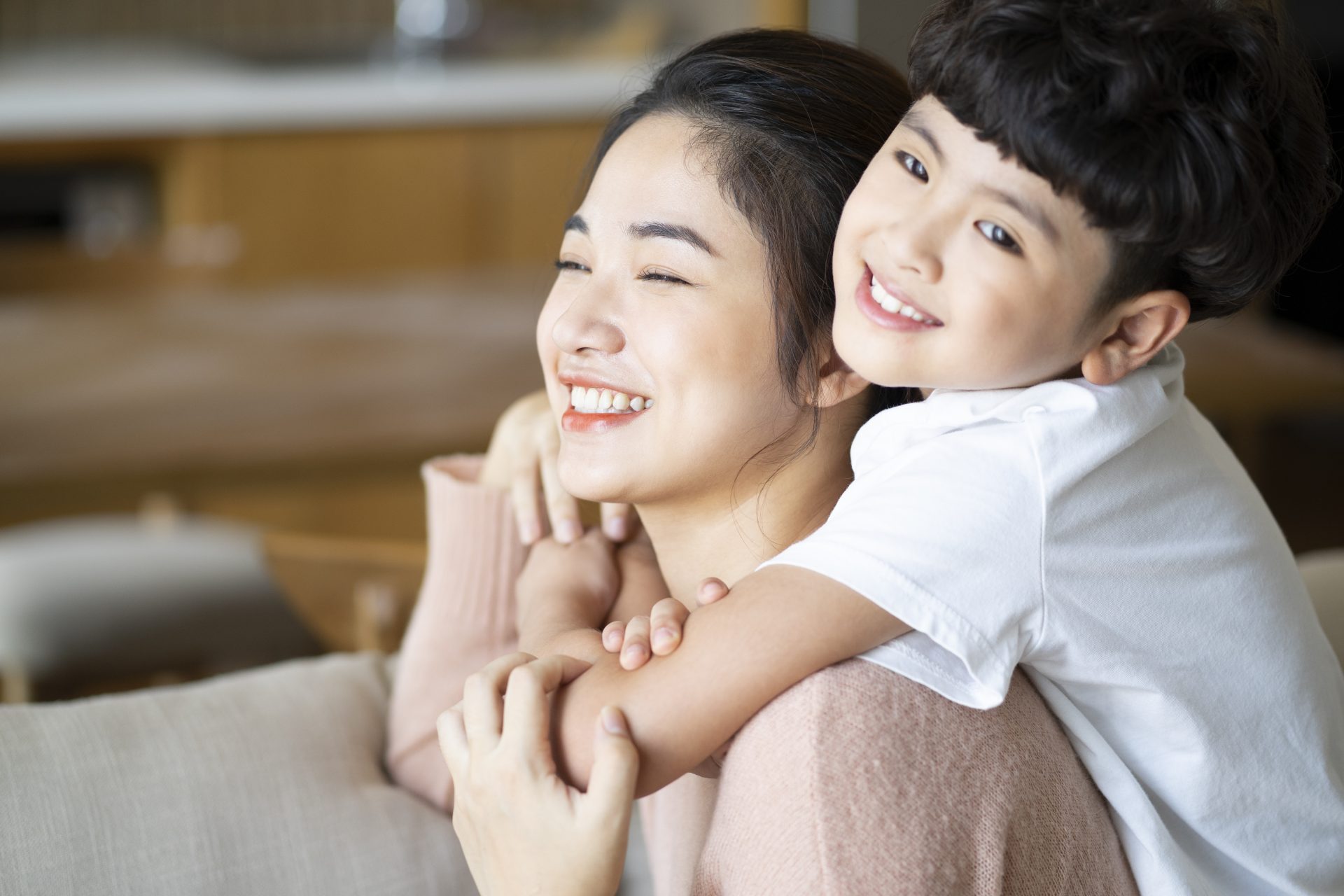 Chụp ảnh mẹ và con trai tự nhiên giúp bức ảnh thể hiện cảm xúc tự nhiên nhất