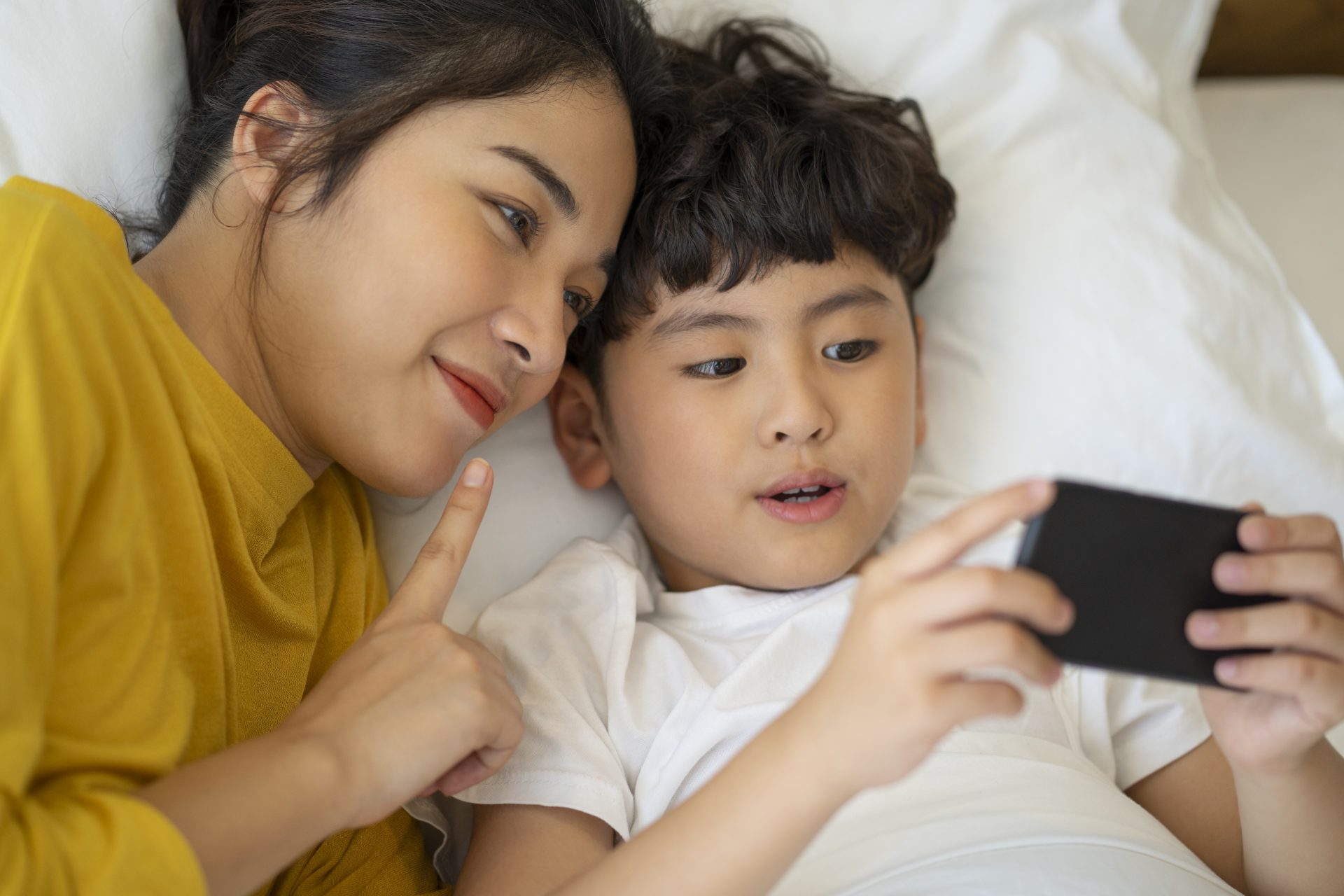 Tạo dáng mẹ vui đùa cùng bé trai thể hiện sự tự nhiên nhất