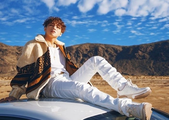 Tạo dáng sang chảnh trên nóc xe bentley đẳng cấp