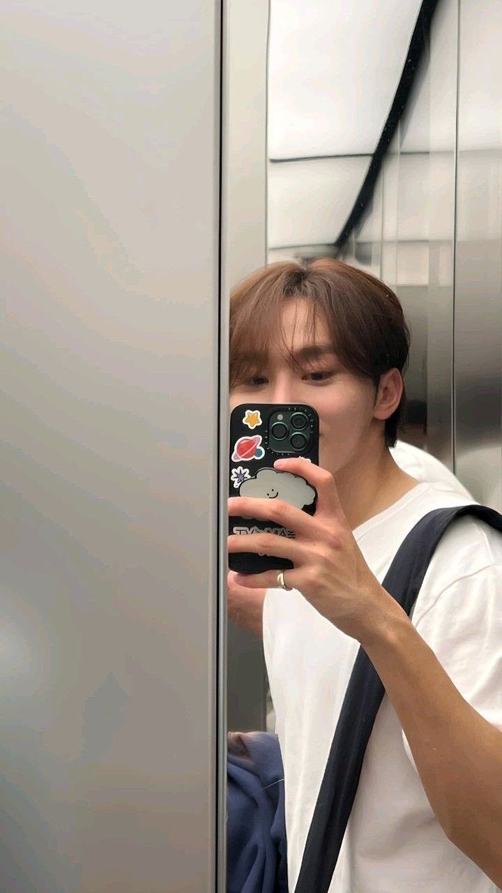 Gương không phản chiếu người, chỉ phản vibe