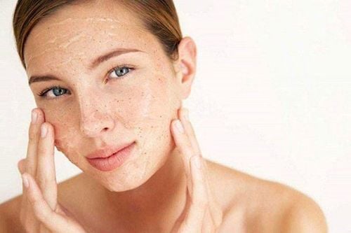 Tẩy tế bào chết có thể làm mờ dần các đốm đen trên mặt
