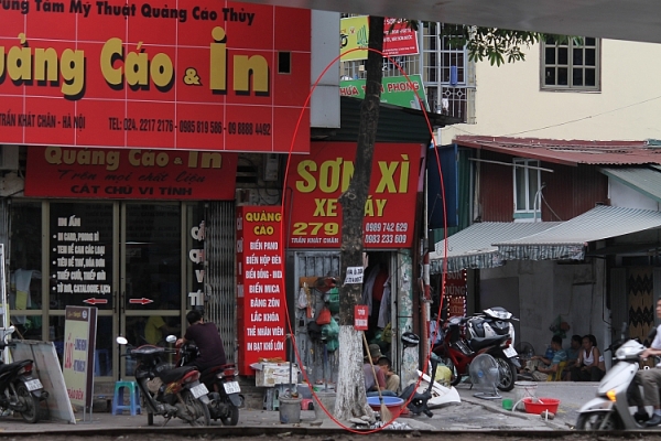 hang loat ngoi nha xay vuot tang meo mo ky di tren pho tran khat chan