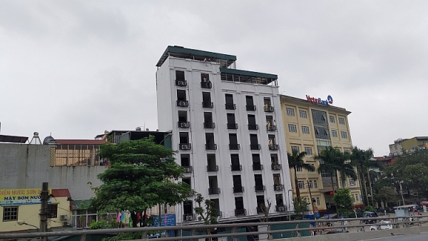 Hàng loạt ngôi nhà xây vượt tầng, méo mó, kỳ dị trên phố Trần Khát Chân