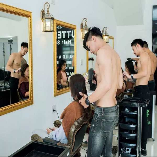 Salon tóc thuê trai đẹp 6 múi gội đầu cho khách khiến chị em