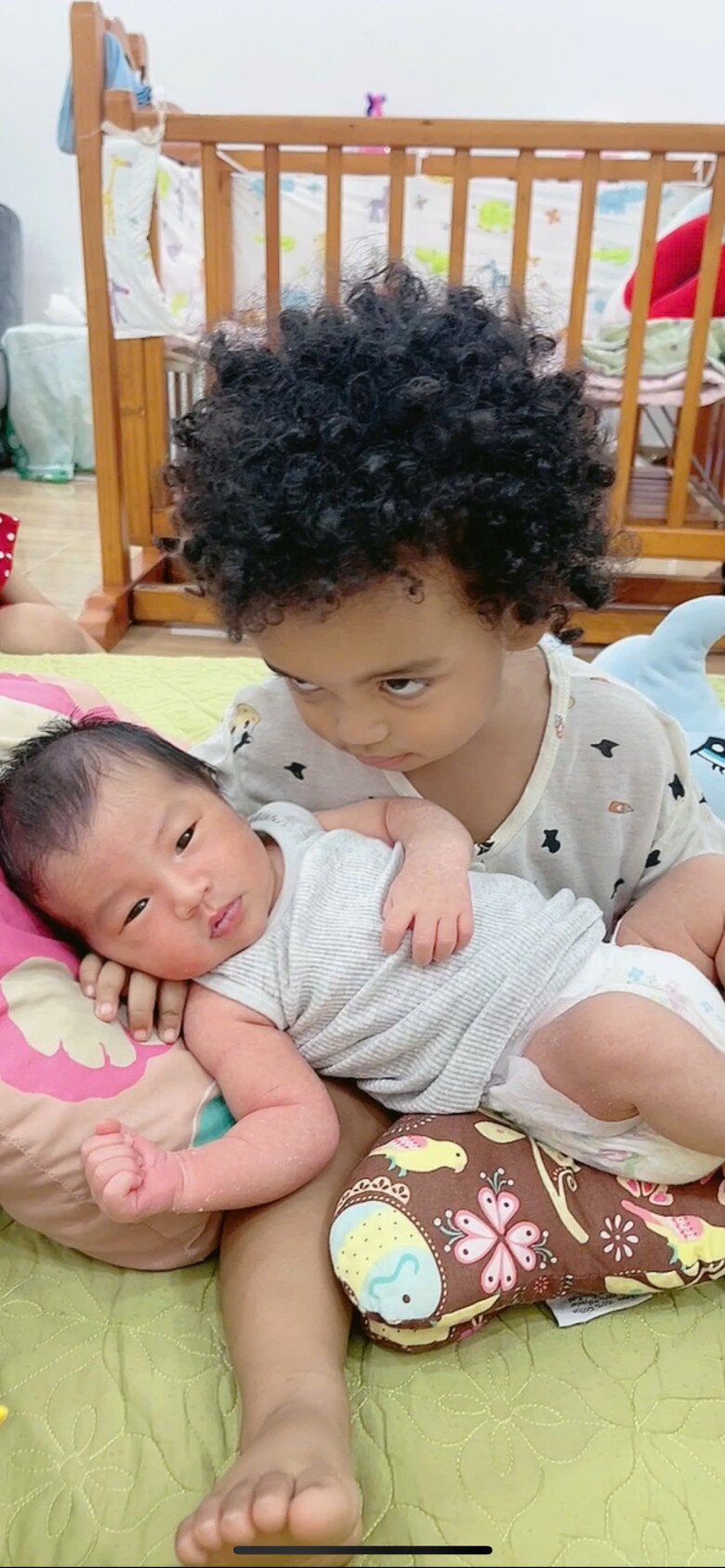 Gái xinh TPHCM đẻ 7 con, có em bé tóc xoăn da đen, diện mạo khác hẳn bố mẹ, bác sĩ thốt lên: Quá đẹp! - 7