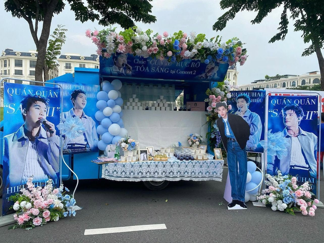 Banner quảng bá cho concert Anh Trai Vượt Ngàn Chông Gai được trưng bày dọc đường, thu hút sự chú ý với thiết kế ấn tượng.