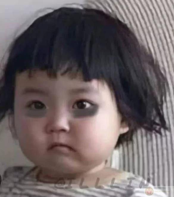 Một chiếc meme mắt thâm hài hước biến sự mệt mỏi thành khoảnh khắc vui vẻ