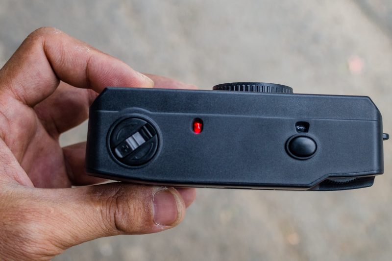 Đèn đỏ sẽ được hiển thị khi flash đã sẵn sàng
